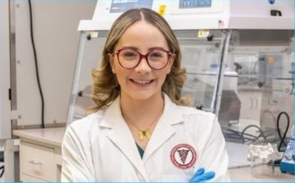 María Salazar, PhD, en su laboratorio